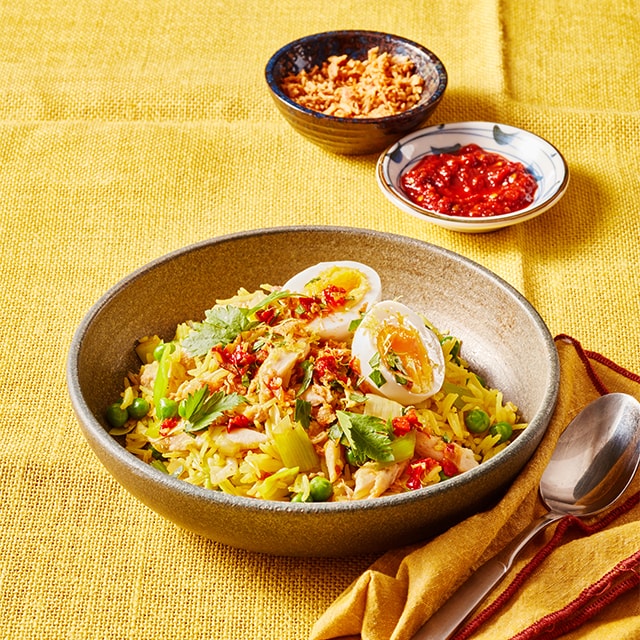 Rijst met kerrie, gerookte makreel en een gekookt eitje Rijst met kerrie, gerookte makreel en een gekookt eitje